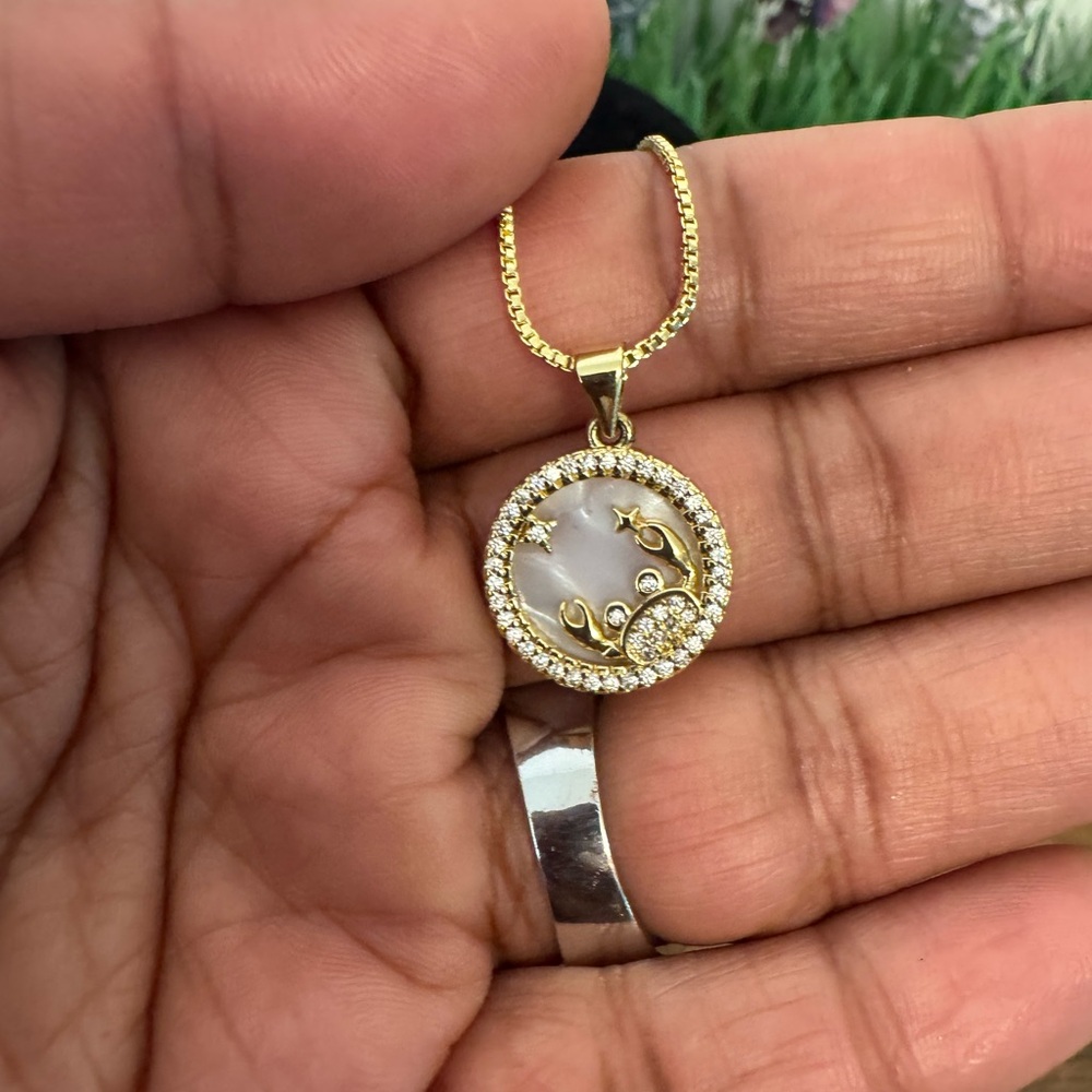 Elegant Gold and Silver Pendant Necklace - Picture 2 of 7